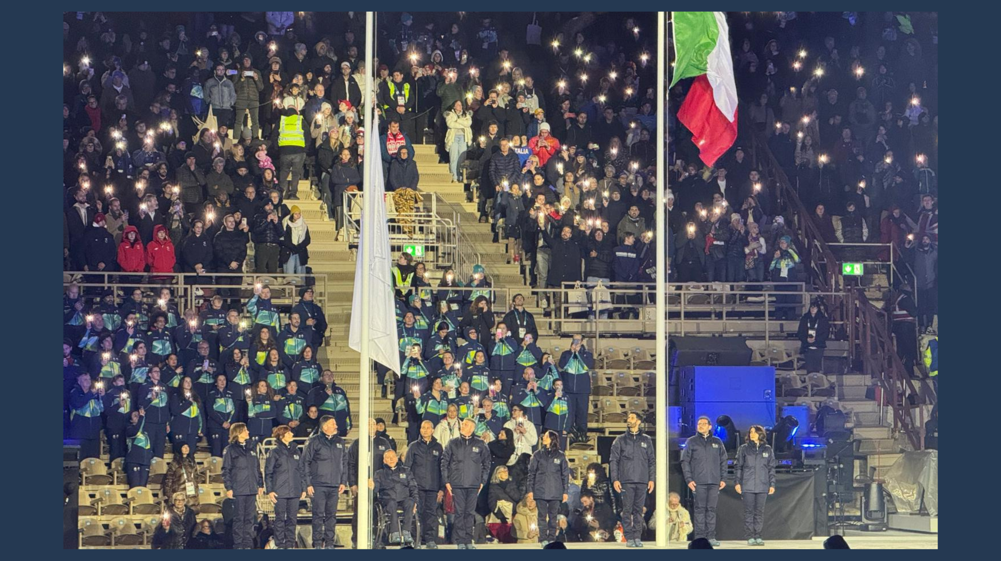 Delegazione Dipartimento della protezione civile issa la bandiera paralimpica