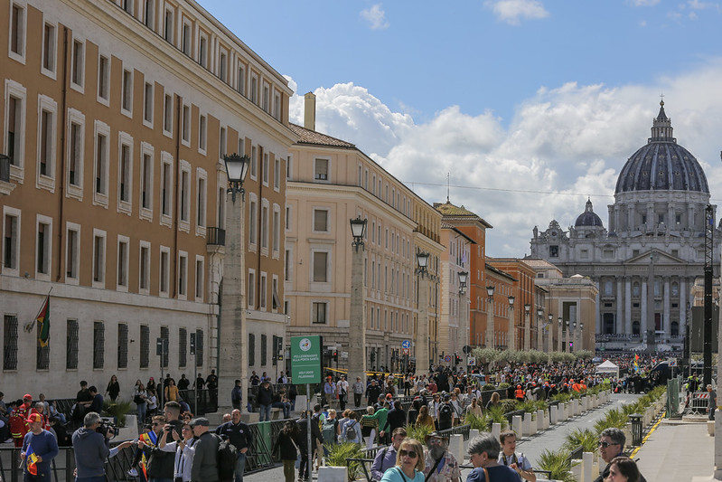 Fedeli in attesa di rendere omaggio al Santo Padre 25 aprile 2025