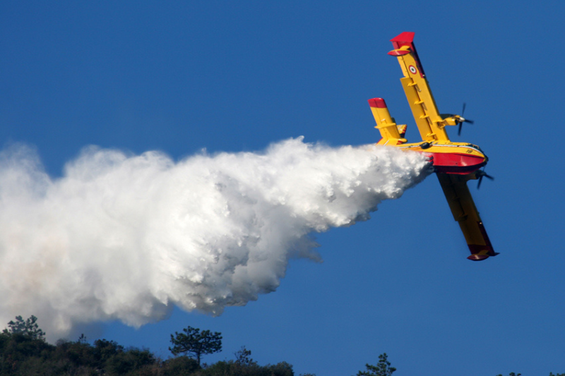 Canadair in azione su un incendio