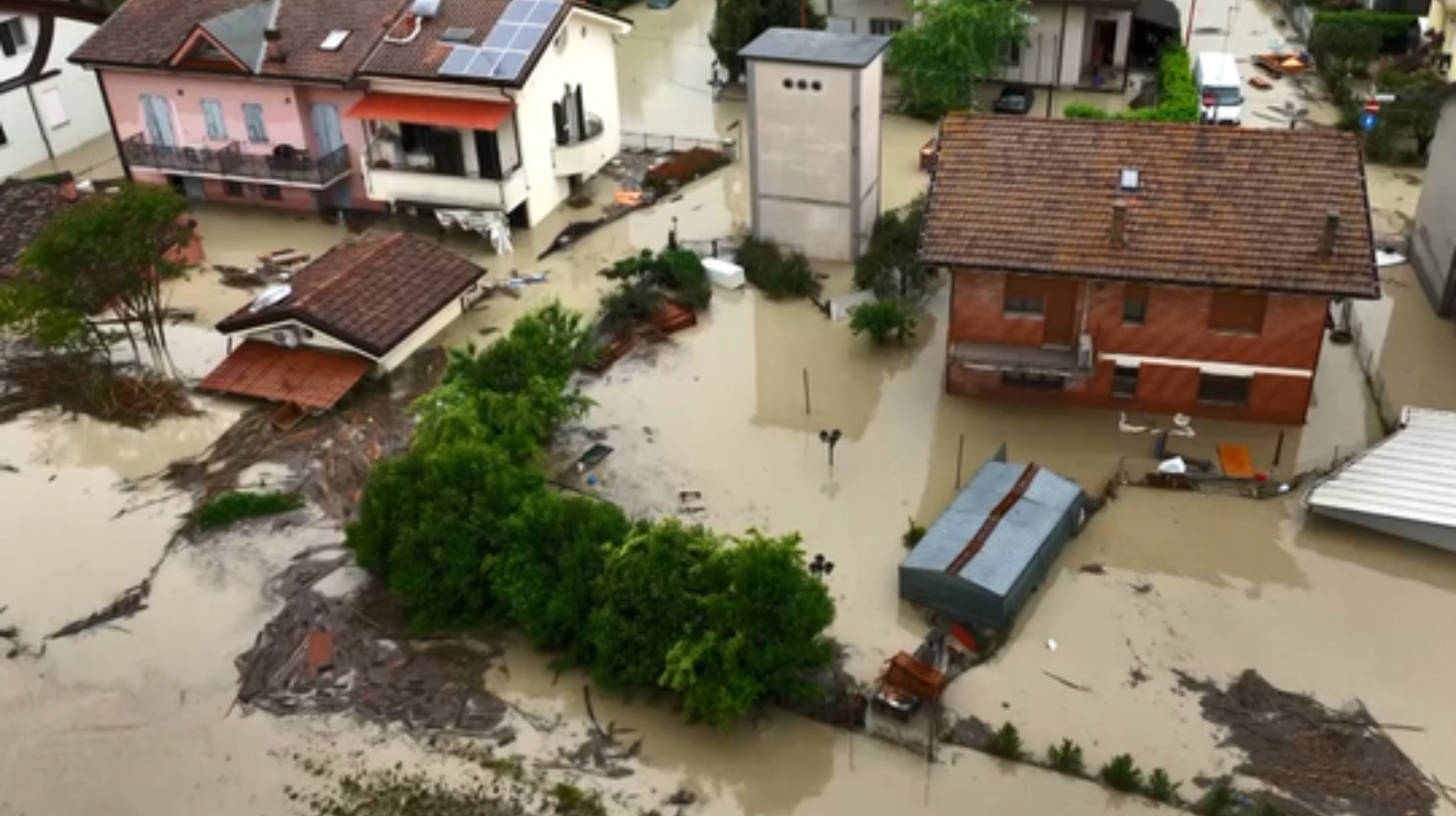 Sezione Emergenza Emilia Romagna: gli allagamenti tra diverse abitazioni della zona colpita.