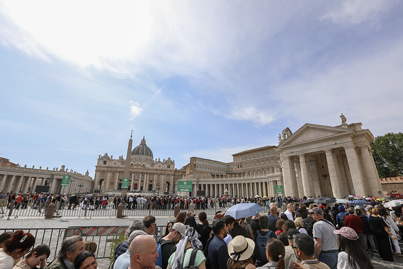 Funerali Papa Francesco: fedeli in Piazza San Pietro