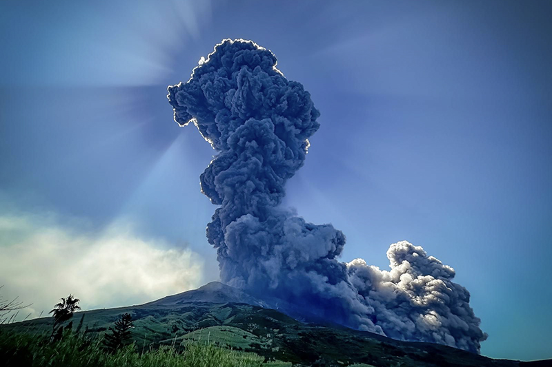 Colonna eruttiva generata dall'esplosione a Stromboli